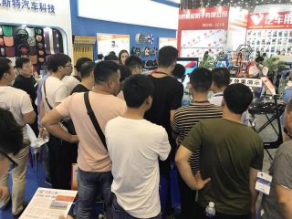 郑州展会开展次日,飞斯特展位人流涌动,热闹非凡