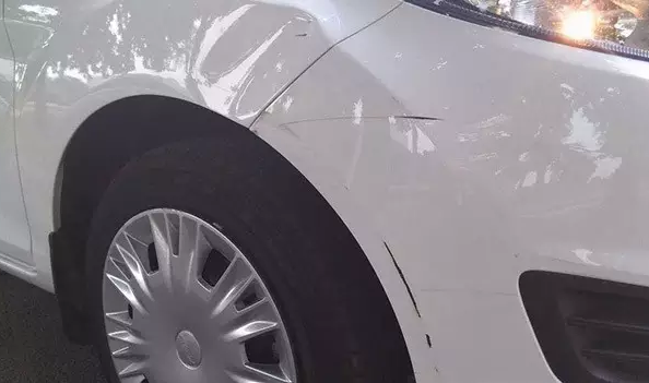 汽车车漆划痕